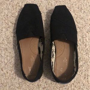 Worn, but great condition Toms! Tight fit 7.5